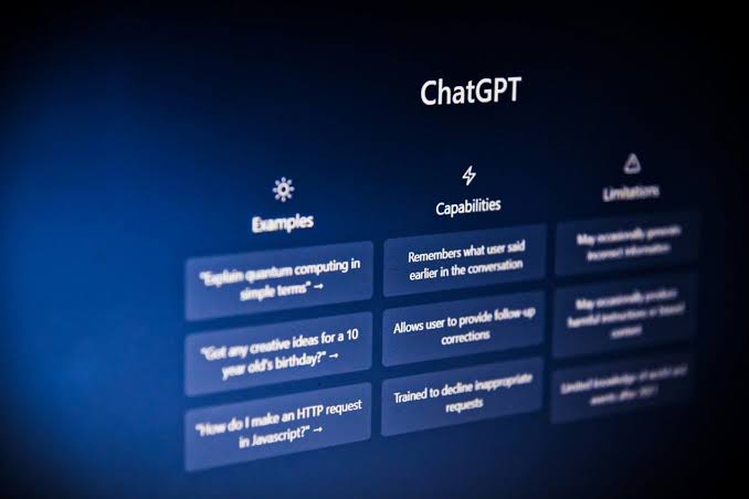 Confronto tra keyword search di Google e intento conversazionale di OpenAI